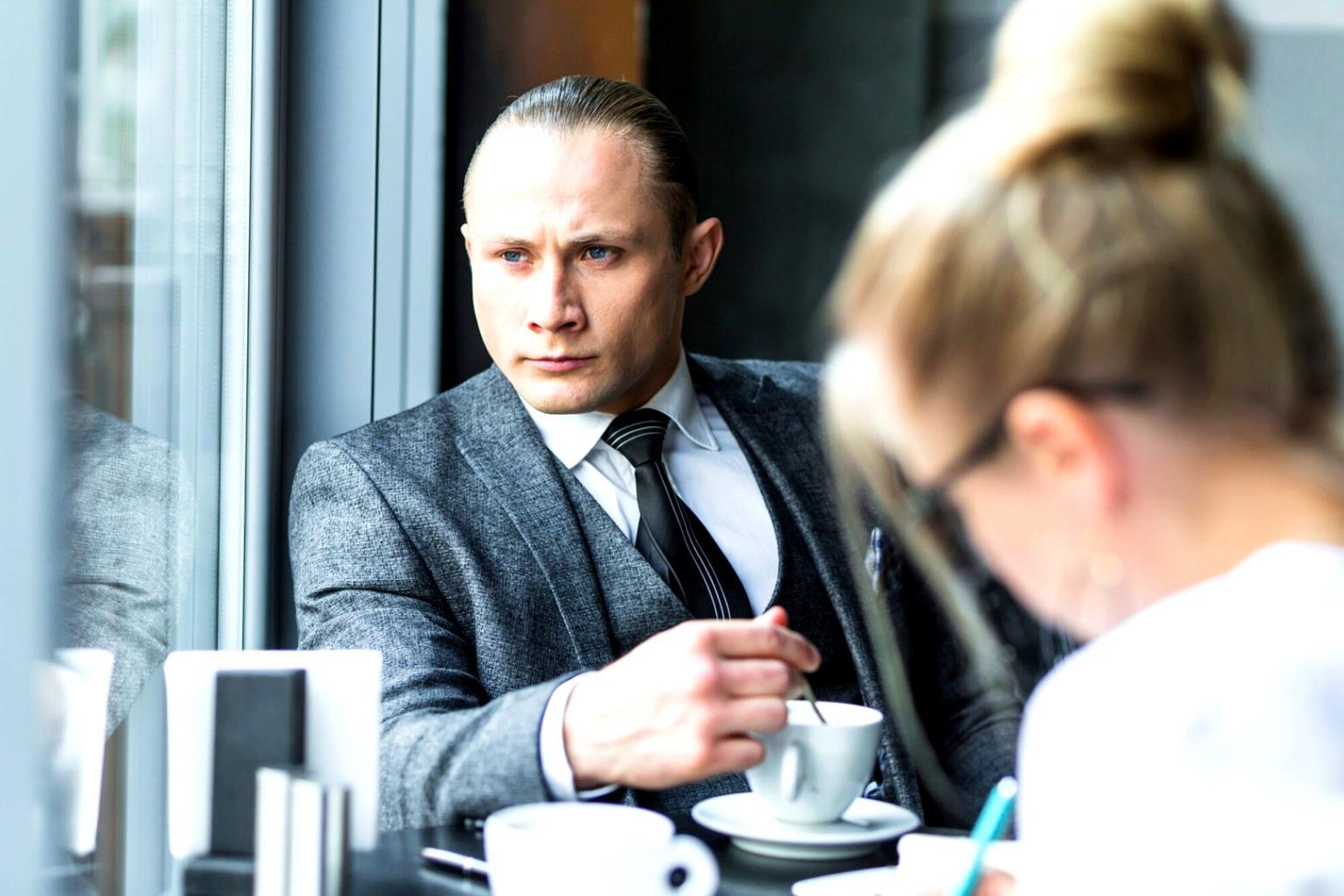 Moderne Arbeitsumgebung mit Finanzunterlagen