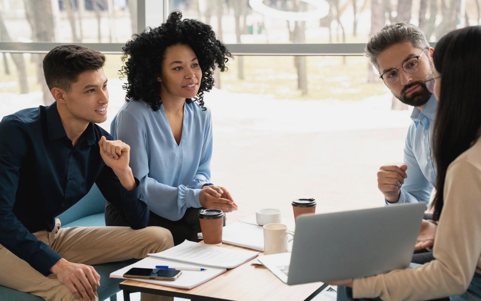 Studierende bei der gemeinsamen Finanzplanung